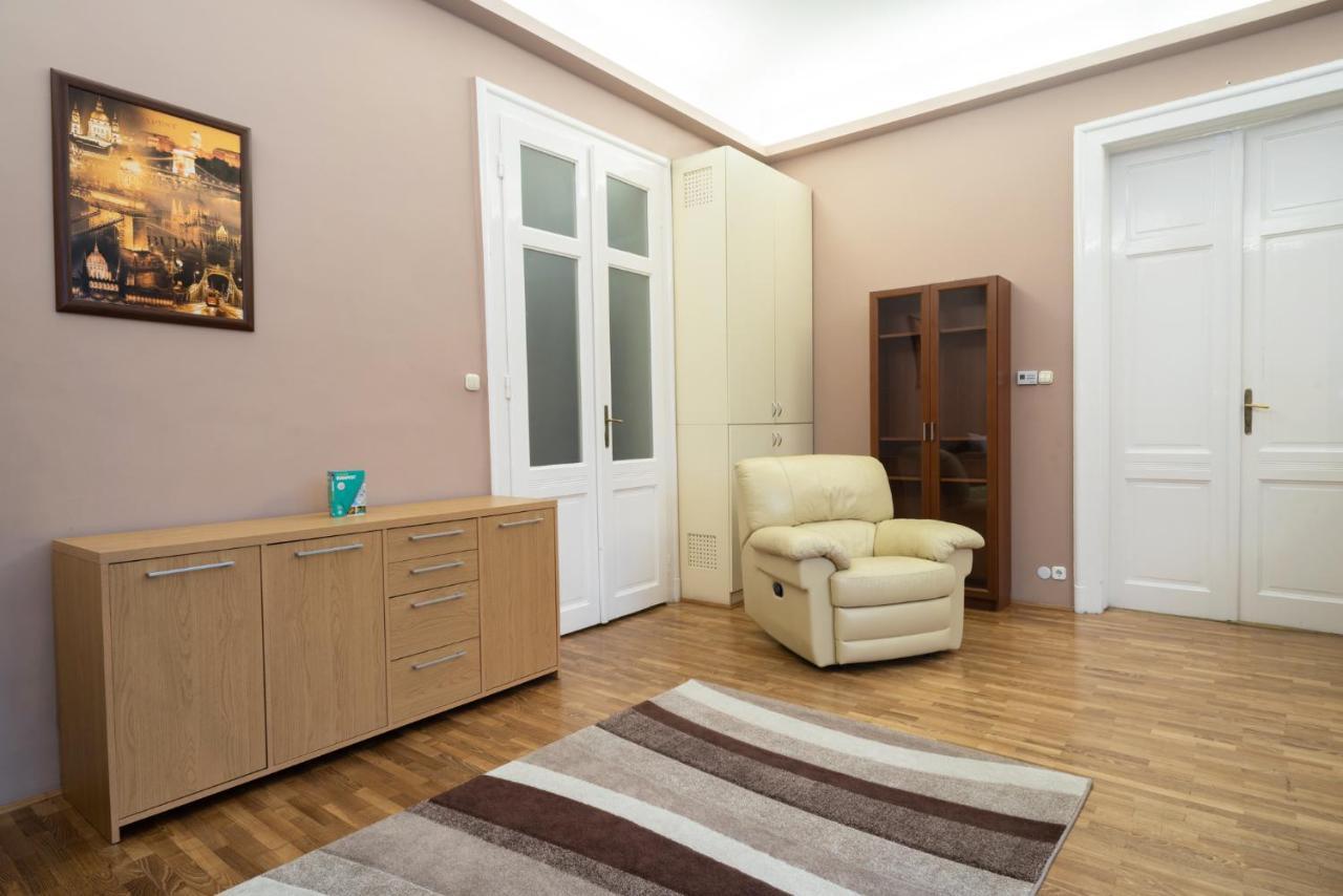 Kiraly Central Apartment With Free Parking And Ac Budapest Eksteriør billede